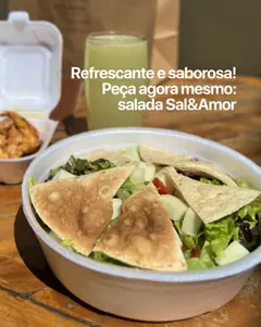Salada fresca servida no salão