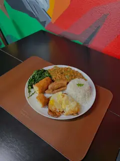 Prato executivo com arroz, couve, croquete e ovo frito