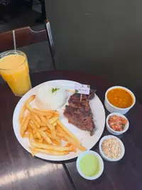 Beef ancho grelhado com arroz, batata frita, feijão, farofa e vinagrete