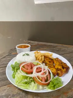 Filé de frango grelhado com arroz, batata frita e salada