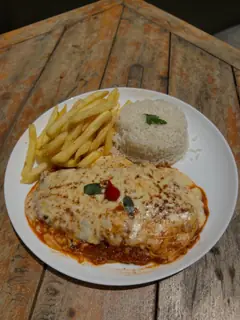 Parmegiana gratinada com arroz e batata frita